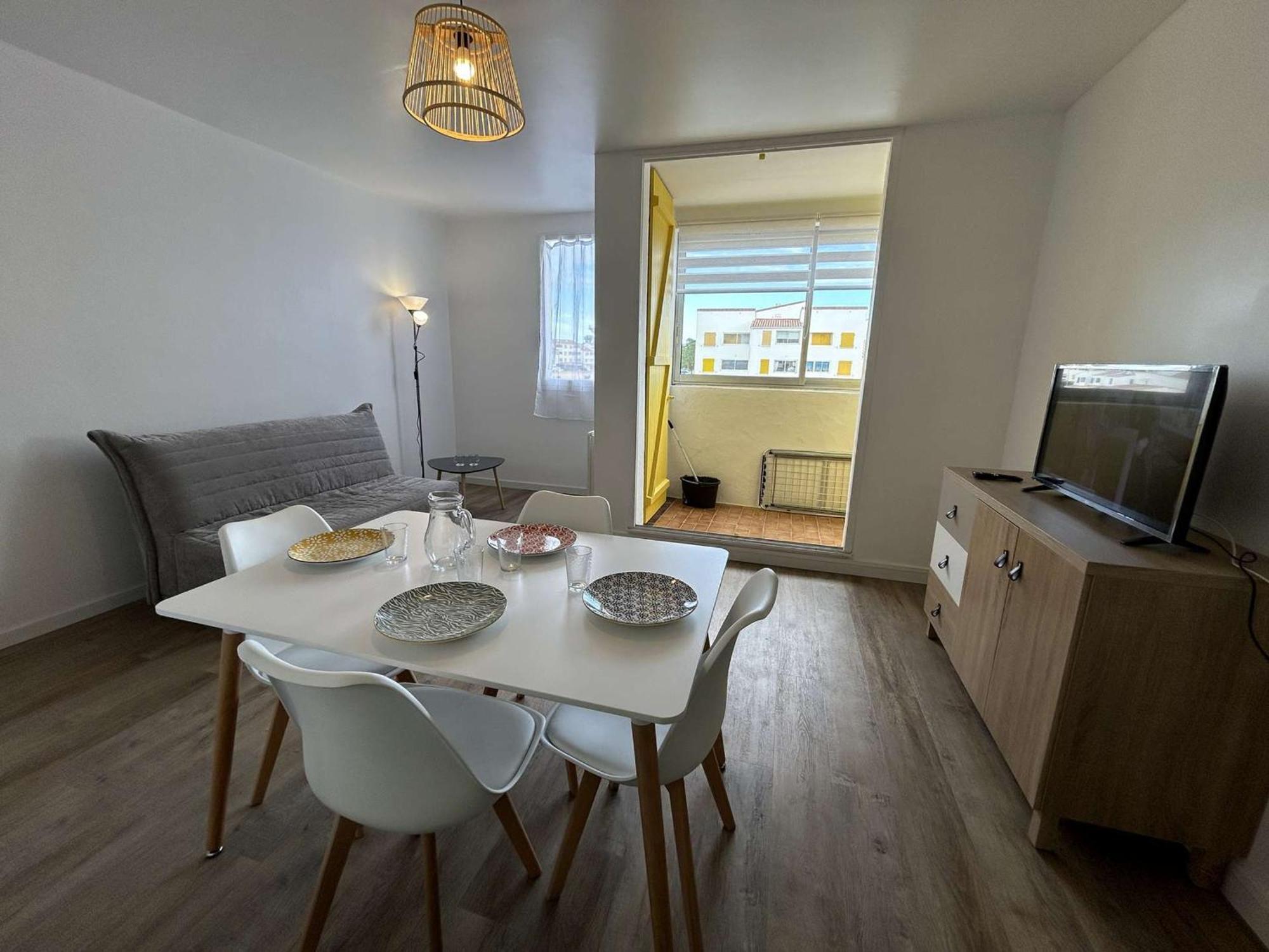 Renove 2 Pieces Avec Balcon, A 200m De La Plage, St Hilaire De Riez - Fr-1-224c-318 *